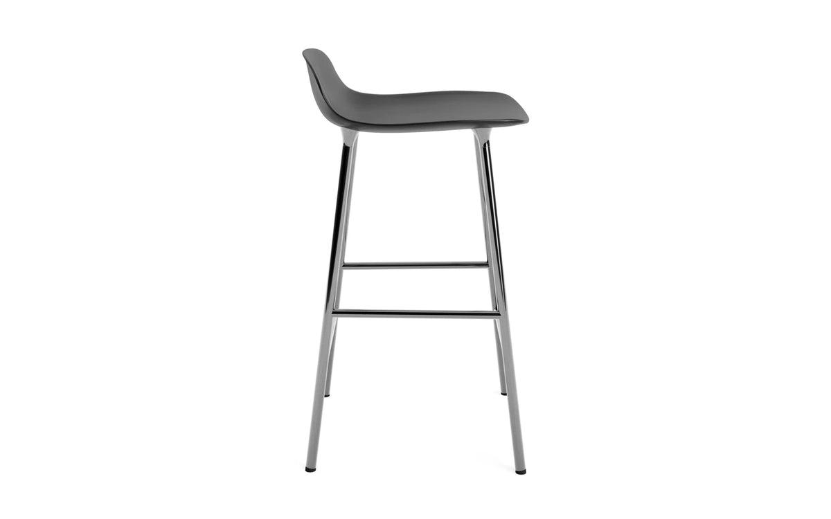 Form Barhocker in Schwarz präsentiert im Onlineshop von KAQTU Design AG. Barstuhl ist von Normann Copenhagen