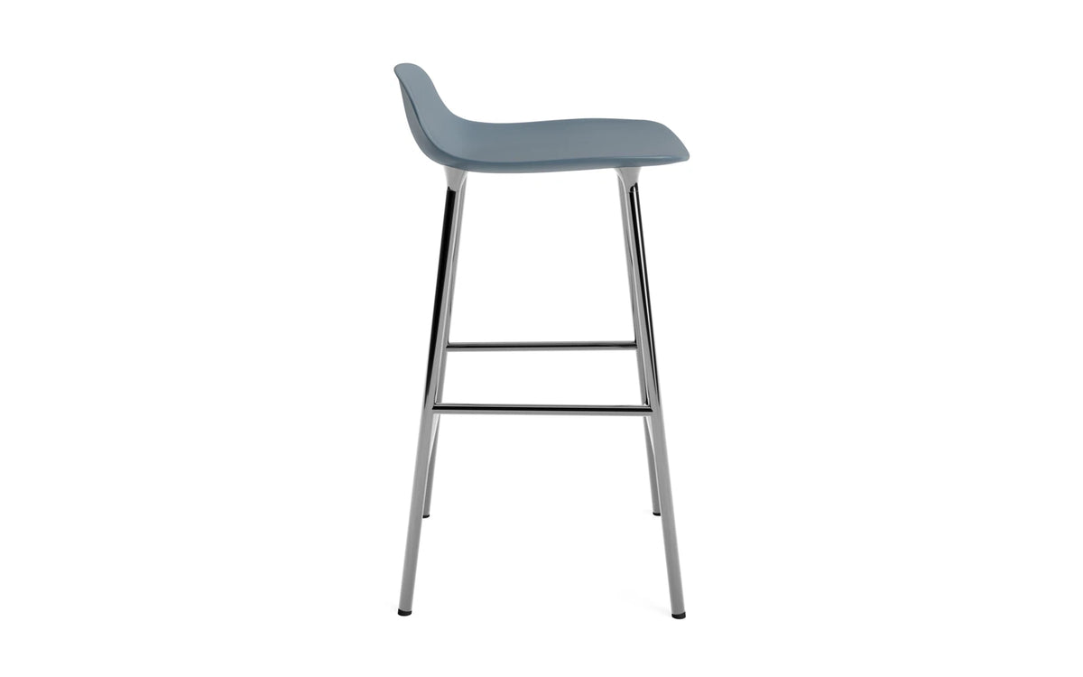 Form Barhocker in Blau präsentiert im Onlineshop von KAQTU Design AG. Barstuhl ist von Normann Copenhagen