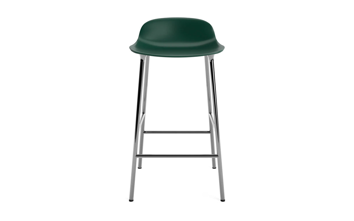 Form Barhocker in Grün präsentiert im Onlineshop von KAQTU Design AG. Barstuhl ist von Normann Copenhagen