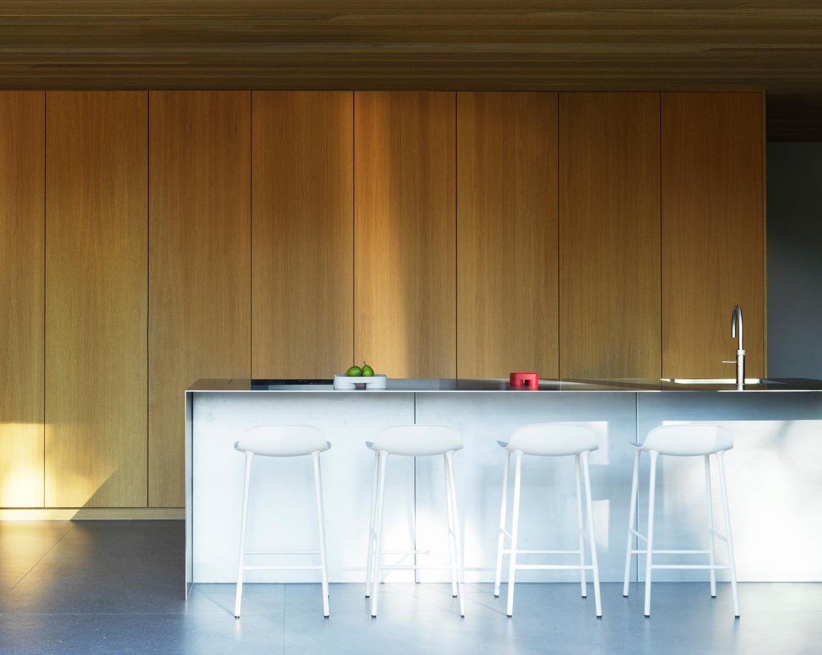 Form Barhocker in Weiss präsentiert im Onlineshop von KAQTU Design AG. Barstuhl ist von Normann Copenhagen