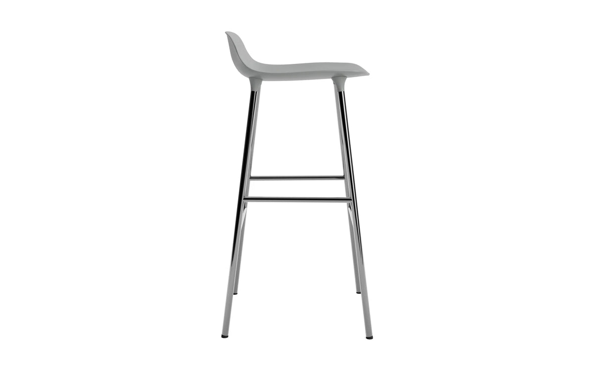 Form Barhocker in Grau präsentiert im Onlineshop von KAQTU Design AG. Barstuhl ist von Normann Copenhagen