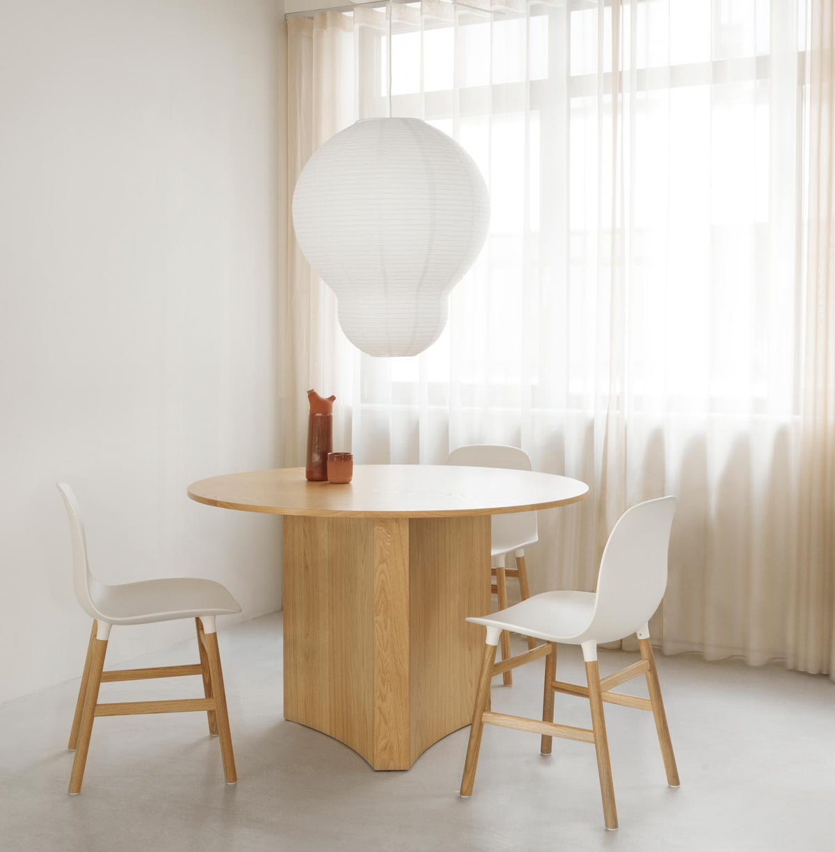 Form Stuhl in Grau präsentiert im Onlineshop von KAQTU Design AG. Stuhl ist von Normann Copenhagen