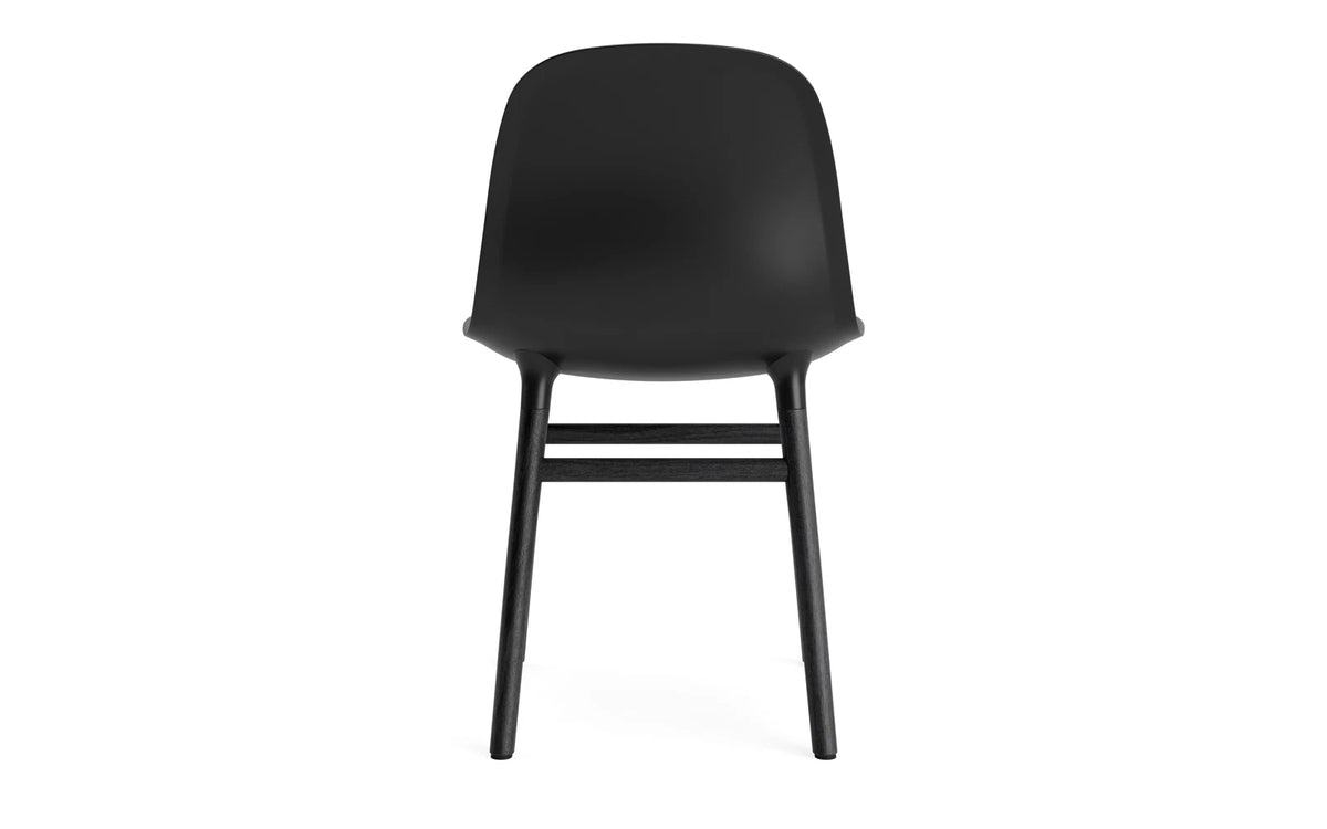 Form Stuhl in Schwarz präsentiert im Onlineshop von KAQTU Design AG. Stuhl ist von Normann Copenhagen