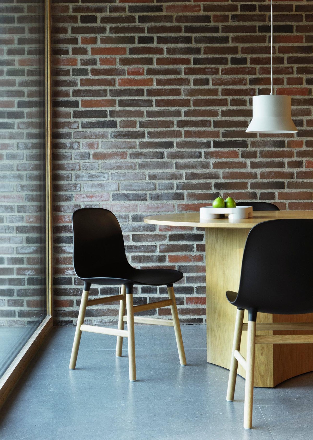 Form Stuhl in Schwarz präsentiert im Onlineshop von KAQTU Design AG. Stuhl ist von Normann Copenhagen