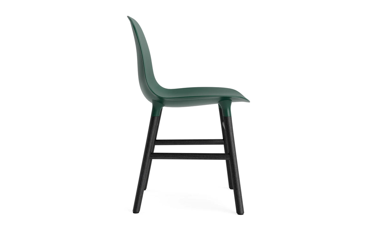 Form Stuhl in Grün präsentiert im Onlineshop von KAQTU Design AG. Stuhl ist von Normann Copenhagen