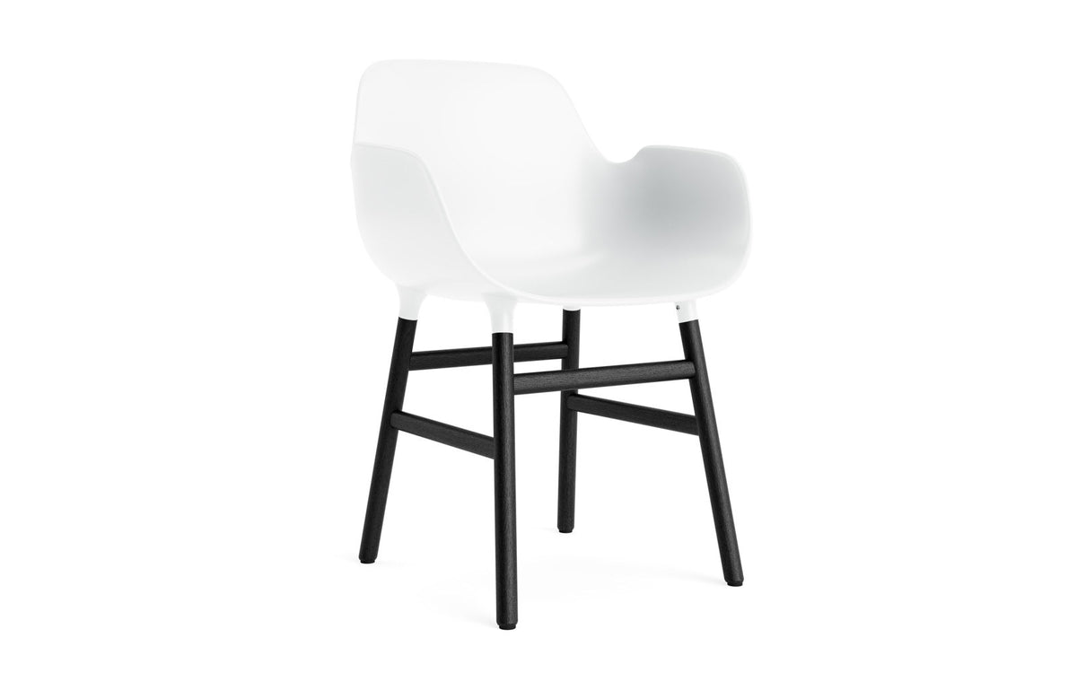 Form Armlehnstuhl in Weiss präsentiert im Onlineshop von KAQTU Design AG. Stuhl mit Armlehne ist von Normann Copenhagen