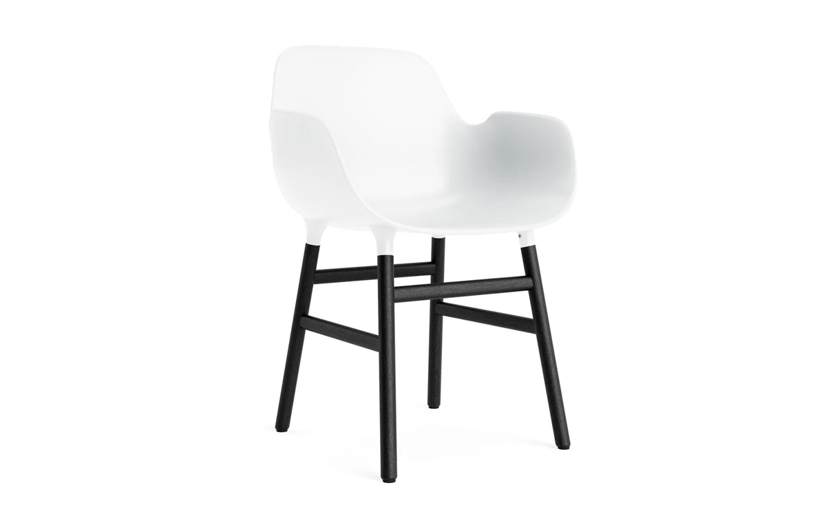 Form Armlehnstuhl in Weiss präsentiert im Onlineshop von KAQTU Design AG. Stuhl mit Armlehne ist von Normann Copenhagen