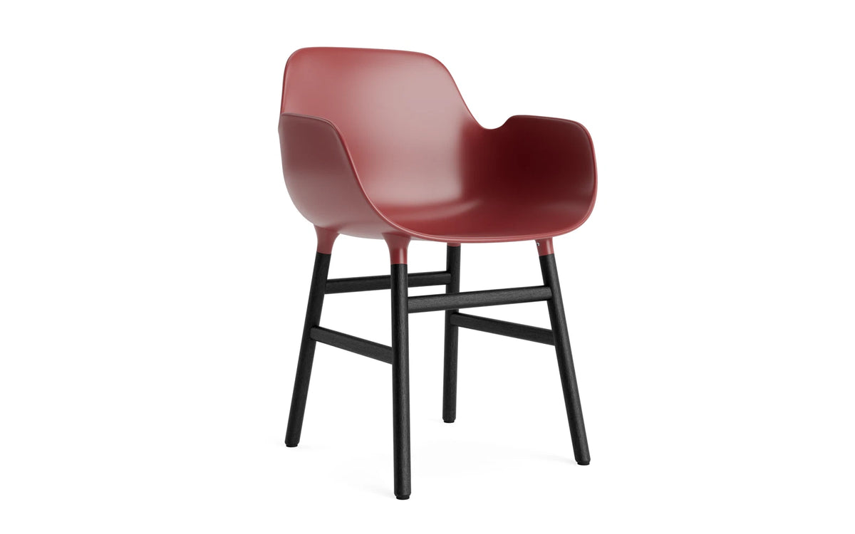 Form Armlehnstuhl in Rot präsentiert im Onlineshop von KAQTU Design AG. Stuhl mit Armlehne ist von Normann Copenhagen