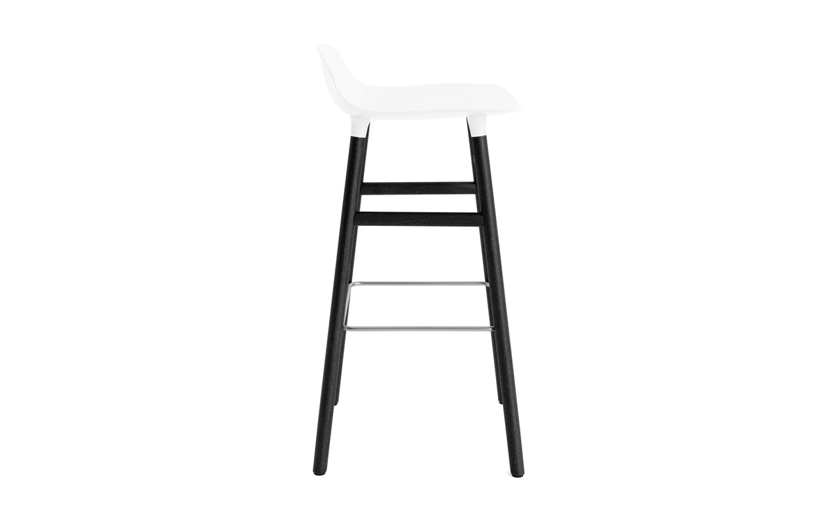 Form Barhocker in Weiss präsentiert im Onlineshop von KAQTU Design AG. Barstuhl ist von Normann Copenhagen