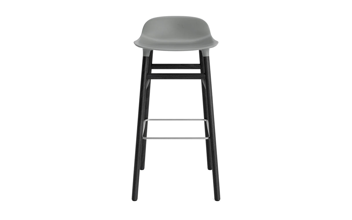 Form Barhocker in Grau präsentiert im Onlineshop von KAQTU Design AG. Barstuhl ist von Normann Copenhagen