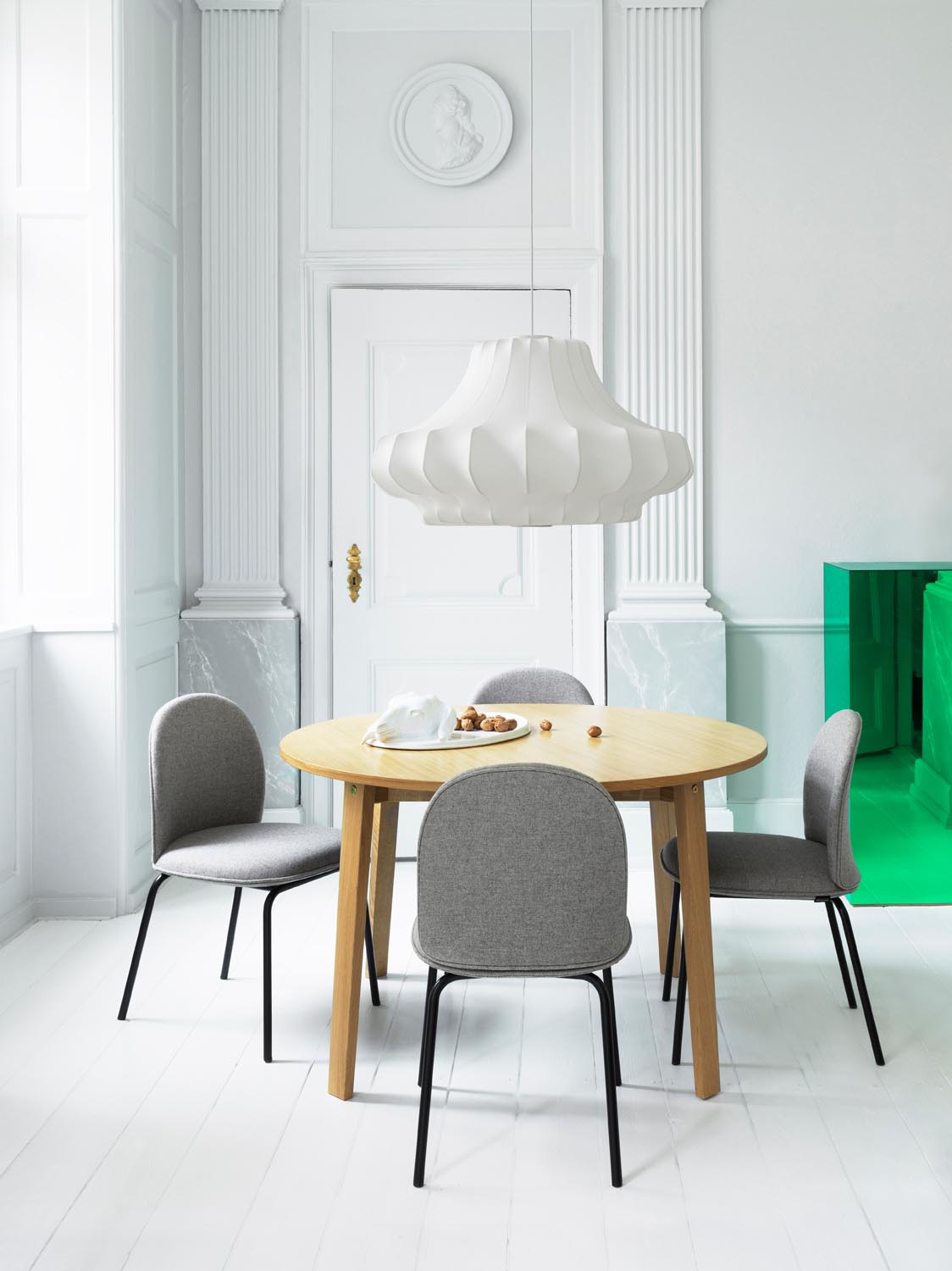 Slice Tisch vol. 2 Ø120 cm Eiche in  präsentiert im Onlineshop von KAQTU Design AG. Esstisch ist von Normann Copenhagen