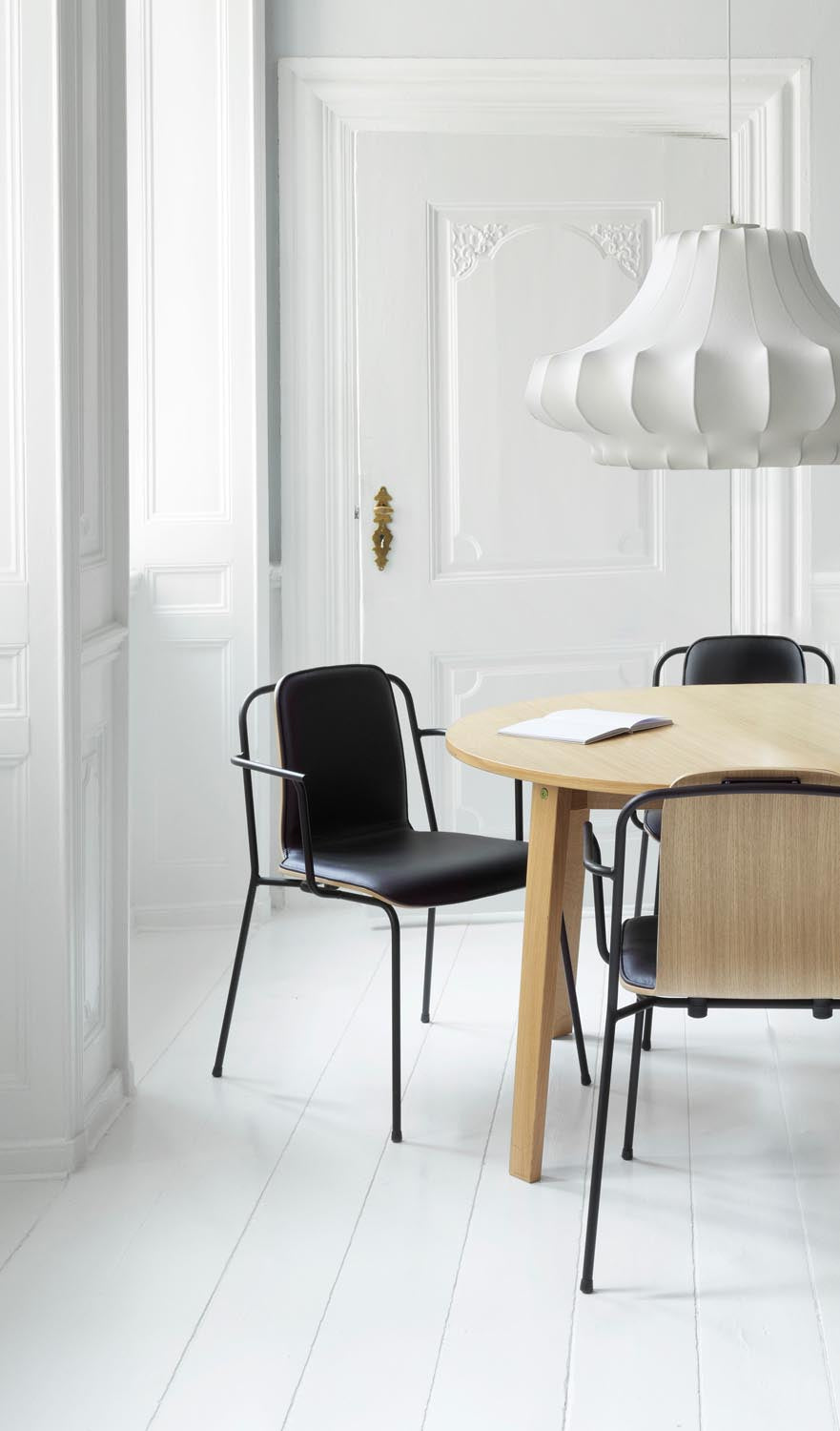 Slice Tisch vol. 2 Ø120 cm Eiche in  präsentiert im Onlineshop von KAQTU Design AG. Esstisch ist von Normann Copenhagen