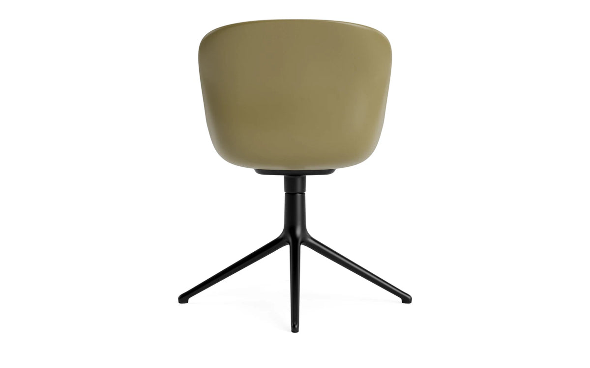 Hyg Drehstuhl Olive/Schwartzes Aluminium in Olive präsentiert im Onlineshop von KAQTU Design AG. Dreh-Schalenstuhl ist von Normann Copenhagen