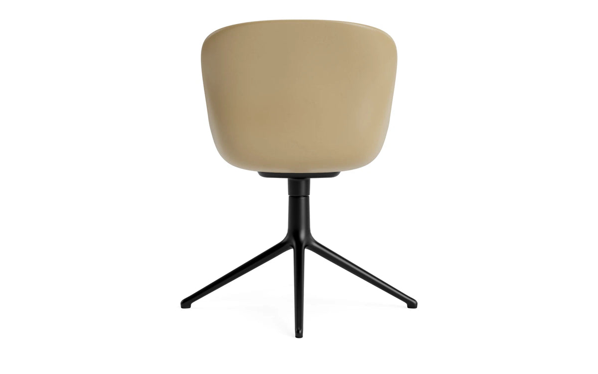 Hyg Drehstuhl Sand/Schwartzes Aluminium in Sand präsentiert im Onlineshop von KAQTU Design AG. Bürostuhl ist von Normann Copenhagen