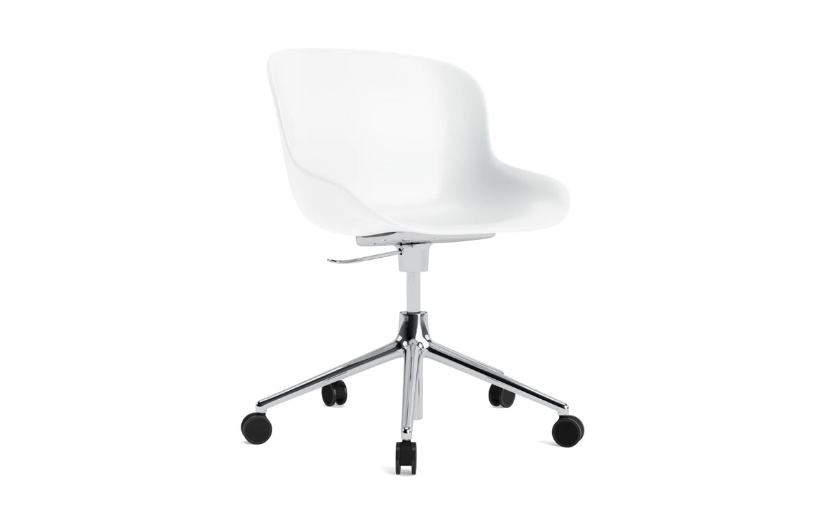Hyg Drehstuhl mit Rollen in Weiss präsentiert im Onlineshop von KAQTU Design AG. Dreh-Schalenstuhl mit Rollen ist von Normann Copenhagen