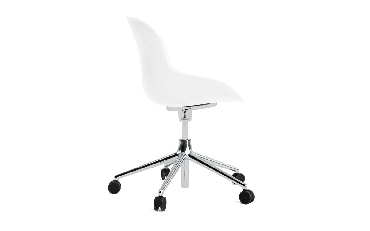 Hyg Drehstuhl mit Rollen in Weiss präsentiert im Onlineshop von KAQTU Design AG. Dreh-Schalenstuhl mit Rollen ist von Normann Copenhagen