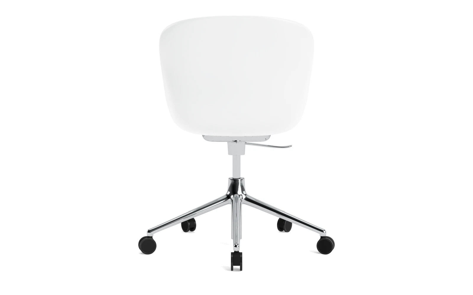 Der Hyg Drehsessel von Normann Copenhagen vereint Hygge, Komfort und Stil mit sanften Linien und Rollen für flexible Gemütlichkeit.