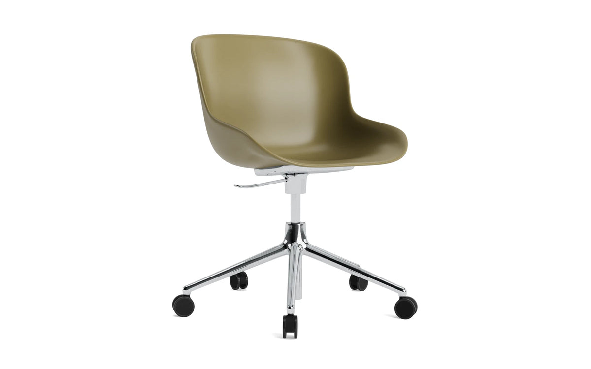 Hyg Drehstuhl mit Rollen in Olive präsentiert im Onlineshop von KAQTU Design AG. Dreh-Schalenstuhl mit Rollen ist von Normann Copenhagen