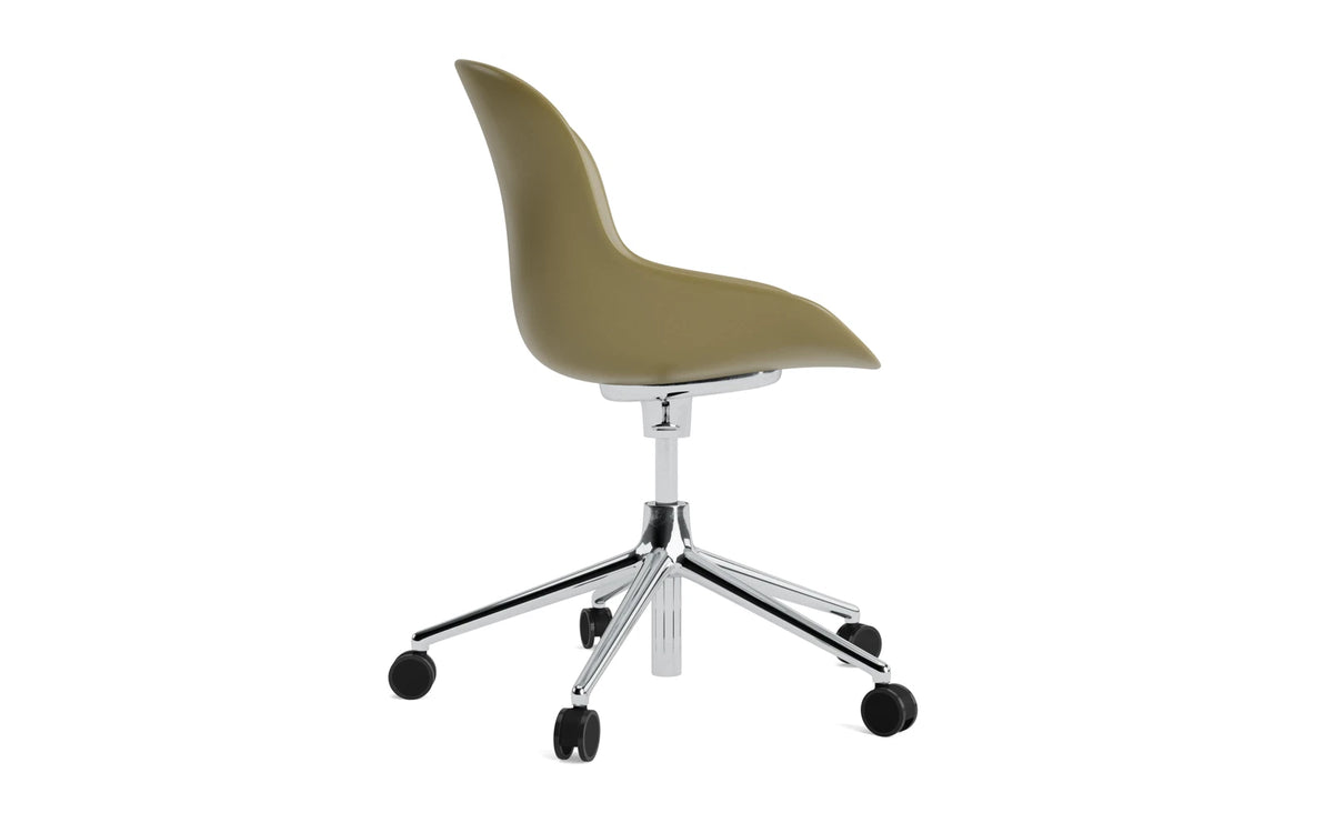 Hyg Drehstuhl mit Rollen in Olive präsentiert im Onlineshop von KAQTU Design AG. Dreh-Schalenstuhl mit Rollen ist von Normann Copenhagen
