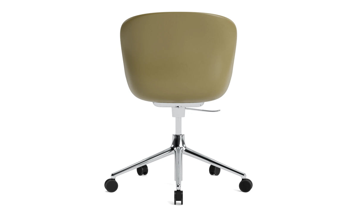 Hyg Drehstuhl mit Rollen in Olive präsentiert im Onlineshop von KAQTU Design AG. Dreh-Schalenstuhl mit Rollen ist von Normann Copenhagen
