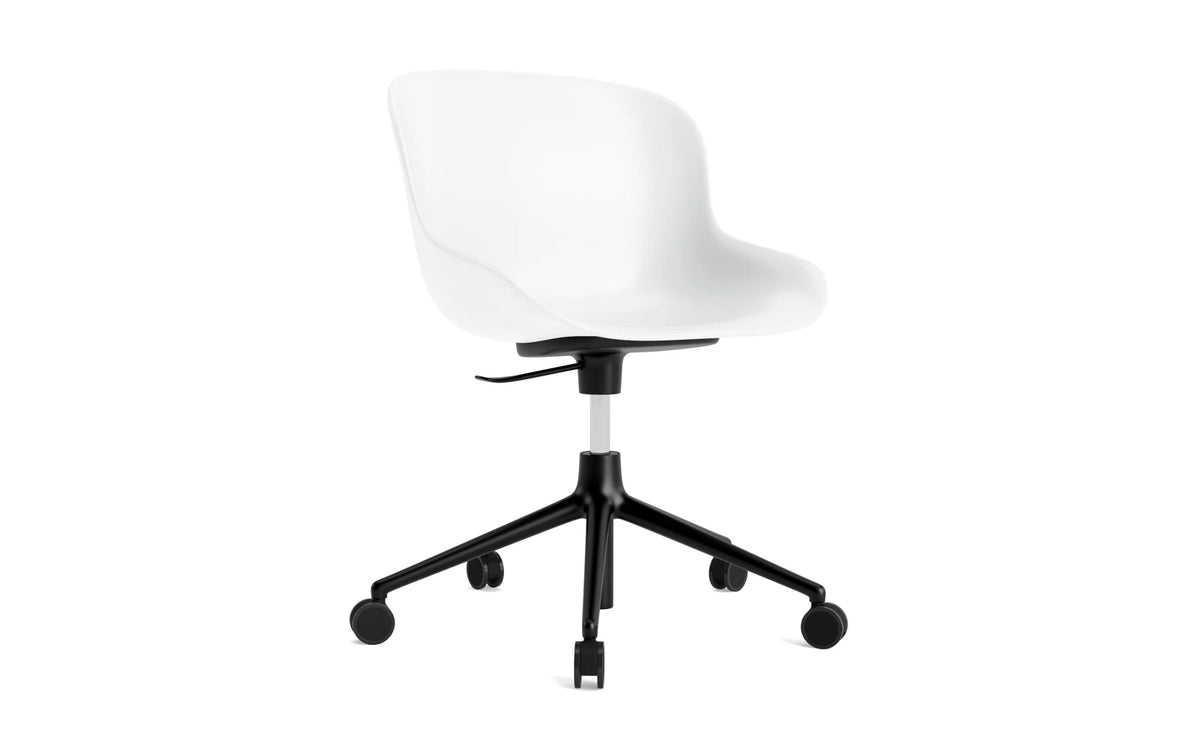 Hyg Drehstuhl mit Rollen Weiss in Weiss präsentiert im Onlineshop von KAQTU Design AG. Bürostuhl ist von Normann Copenhagen
