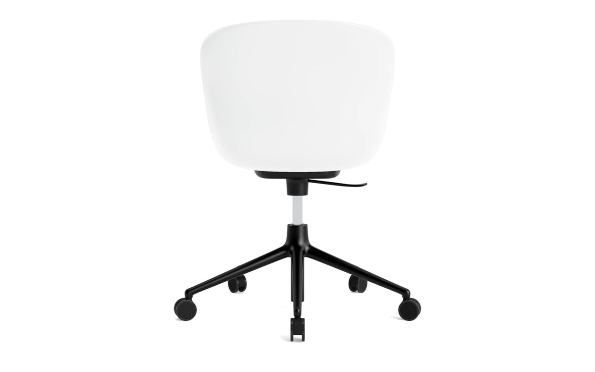 Hyg Drehstuhl mit Rollen Weiss in Weiss präsentiert im Onlineshop von KAQTU Design AG. Bürostuhl ist von Normann Copenhagen