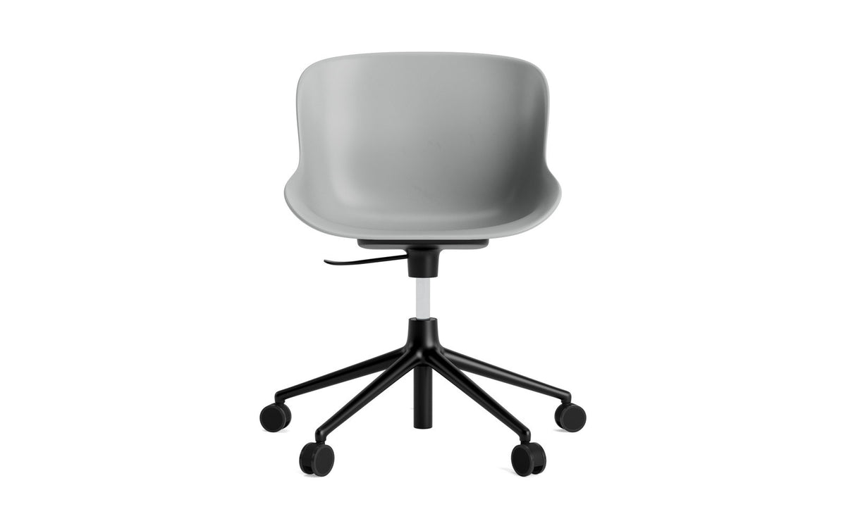 Hyg Drehsessel mit Rollen Grau in Grau präsentiert im Onlineshop von KAQTU Design AG. Dreh-Schalenstuhl mit Rollen ist von Normann Copenhagen