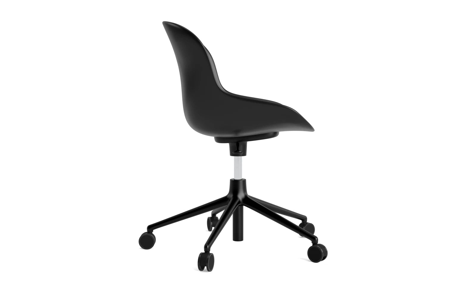 Der Hyg Drehsessel von Normann Copenhagen vereint Hygge, Komfort und Stil mit sanften Linien und Rollen für flexible Gemütlichkeit.