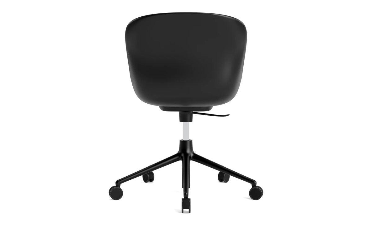 Hyg Drehstuhl mit Rollen in Schwarz präsentiert im Onlineshop von KAQTU Design AG. Dreh-Schalenstuhl mit Rollen ist von Normann Copenhagen