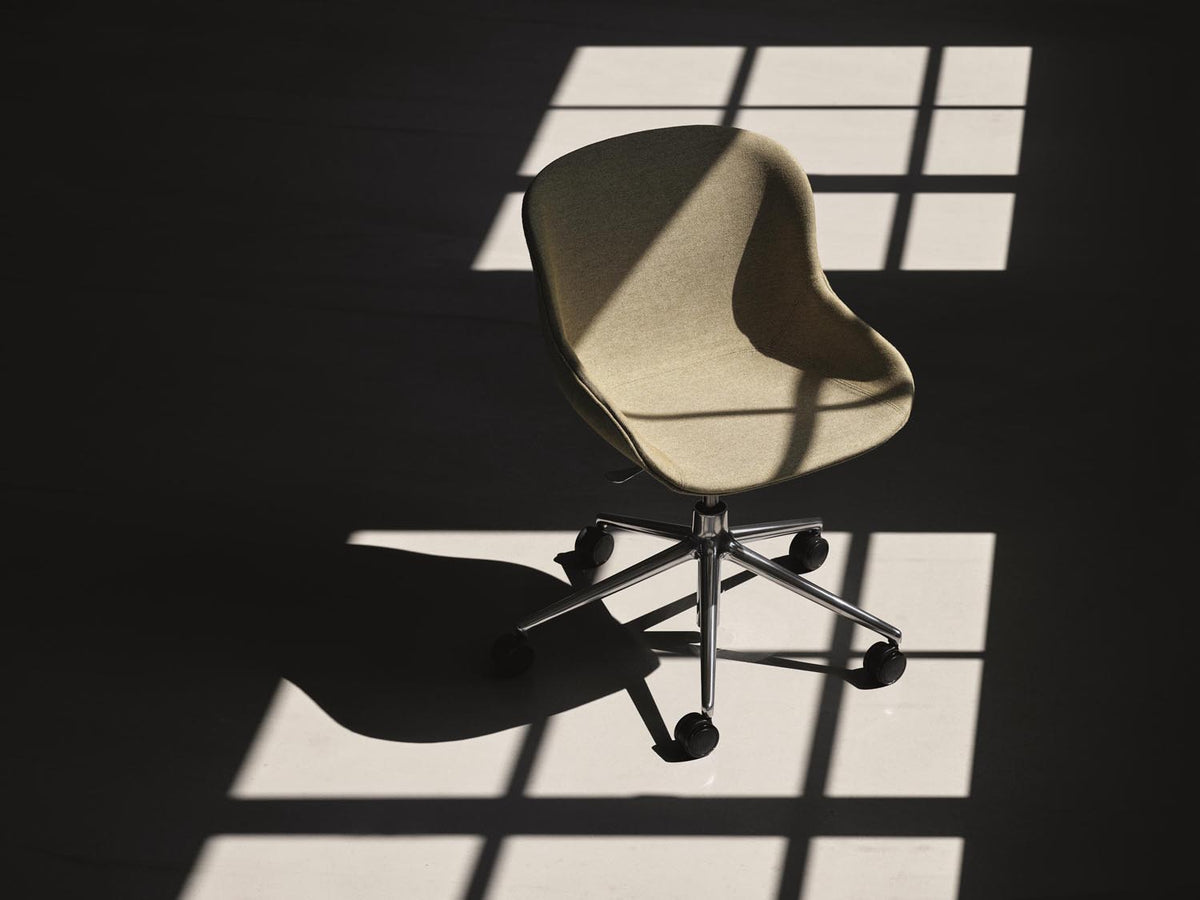 Hyg Drehstuhl mit Rollen in Schwarz präsentiert im Onlineshop von KAQTU Design AG. Dreh-Schalenstuhl mit Rollen ist von Normann Copenhagen