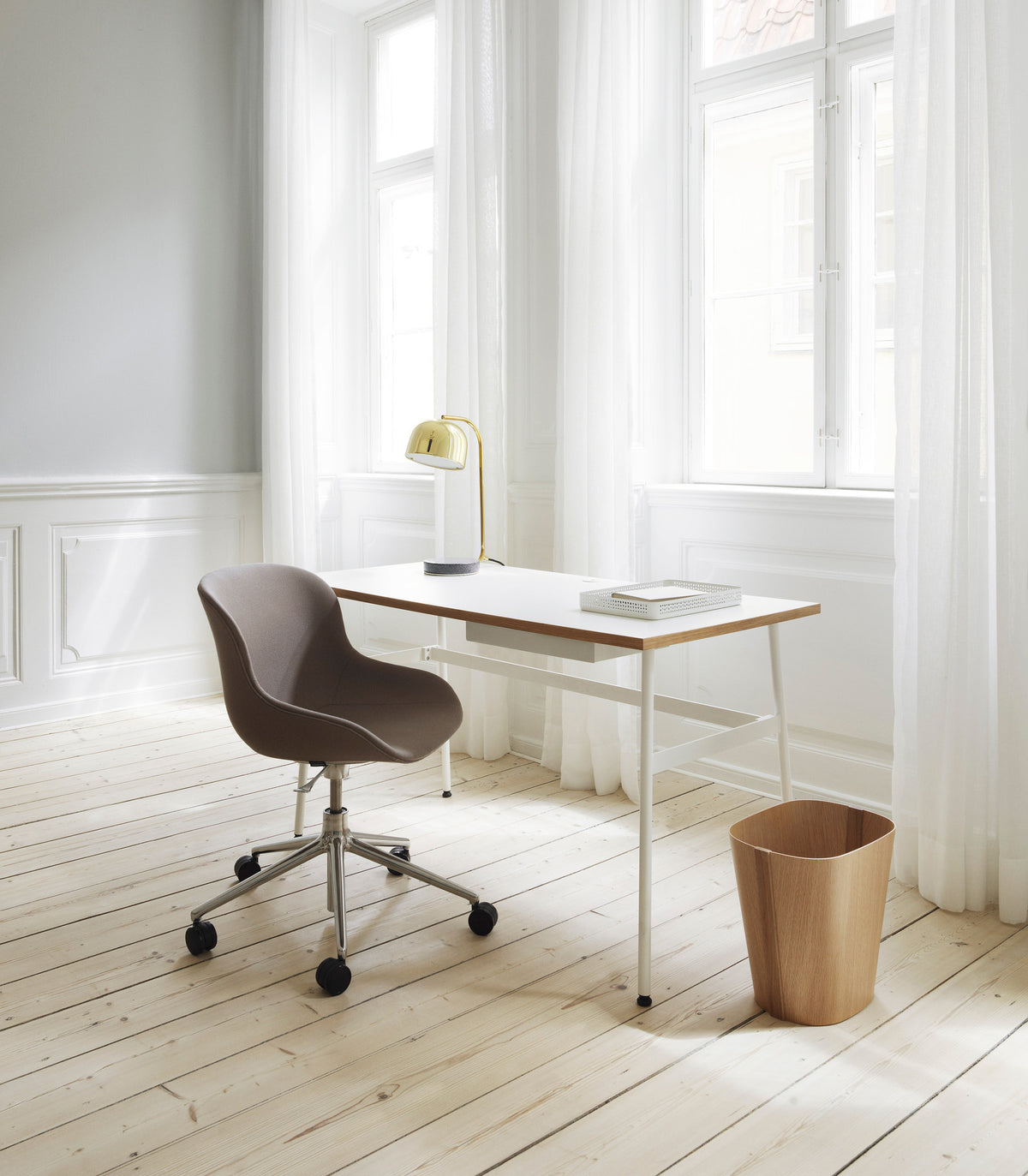 Hyg Drehsessel mit Rollen Sand in Sand präsentiert im Onlineshop von KAQTU Design AG. Dreh-Schalenstuhl mit Rollen ist von Normann Copenhagen