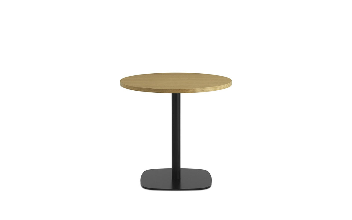 Runder Esstisch Form Café Table mit Tischplatte aus Eiche und Beinen aus schwarz lackiertem Aluminium, Höhe 65 cm, Durchmesser 70 cm.