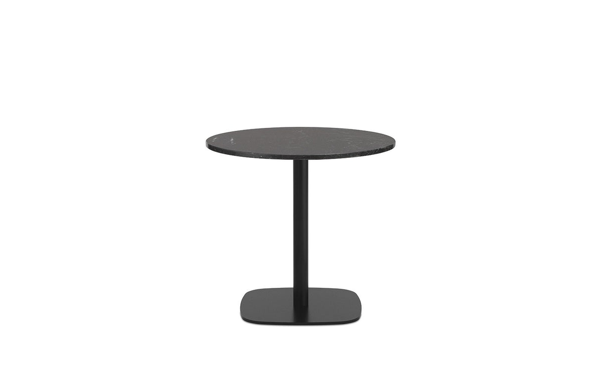 Runder Esstisch Form Café Table von Normann Copenhagen mit schwarzer Marmor-Tischplatte und Gestell aus schwarz lackiertem Aluminium.
