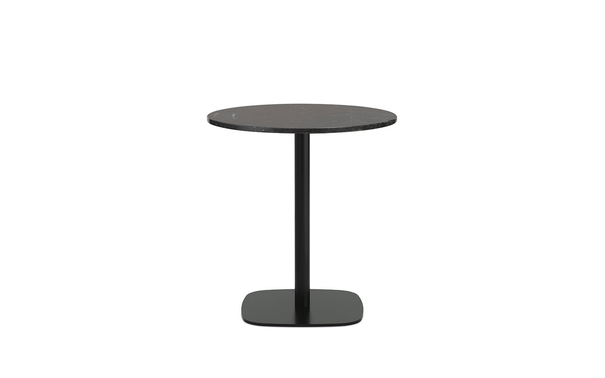 Runder Esstisch Form Café Table von Normann Copenhagen mit schwarzer Marmorplatte und Gestell aus schwarz lackiertem Aluminium.