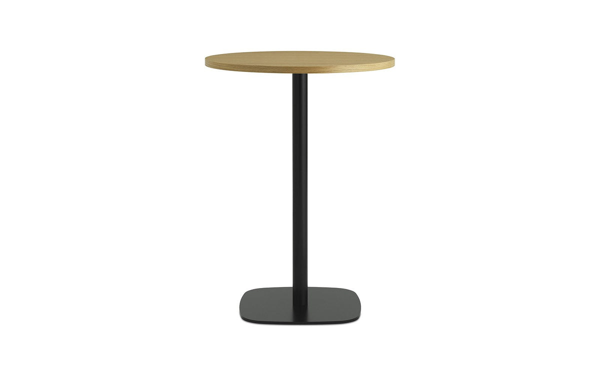 Runder Hochtisch Form Café Table von Normann Copenhagen mit Tischplatte aus Eiche und Beinen aus schwarz lackiertem Aluminium.
