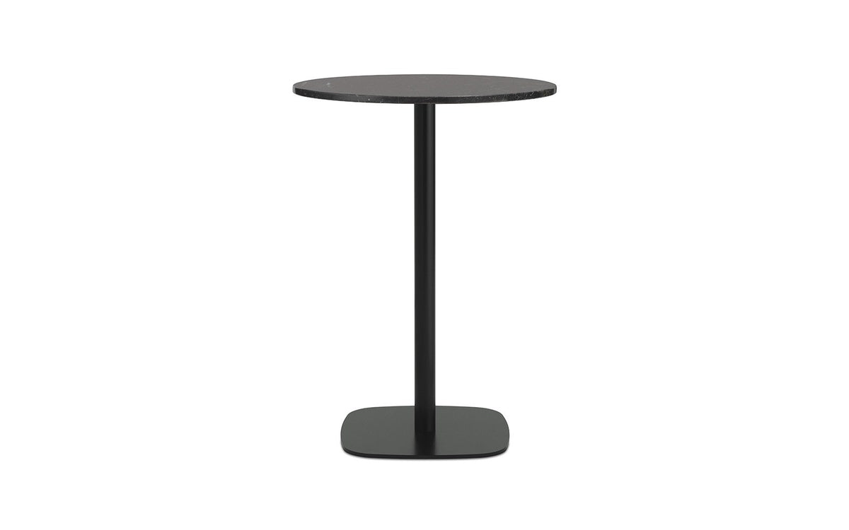 Runder Hochtisch Form Cafe Table von Normann Copenhagen mit Tischplatte aus schwarzem Marmor und Gestell aus schwarz lackiertem Aluminium.