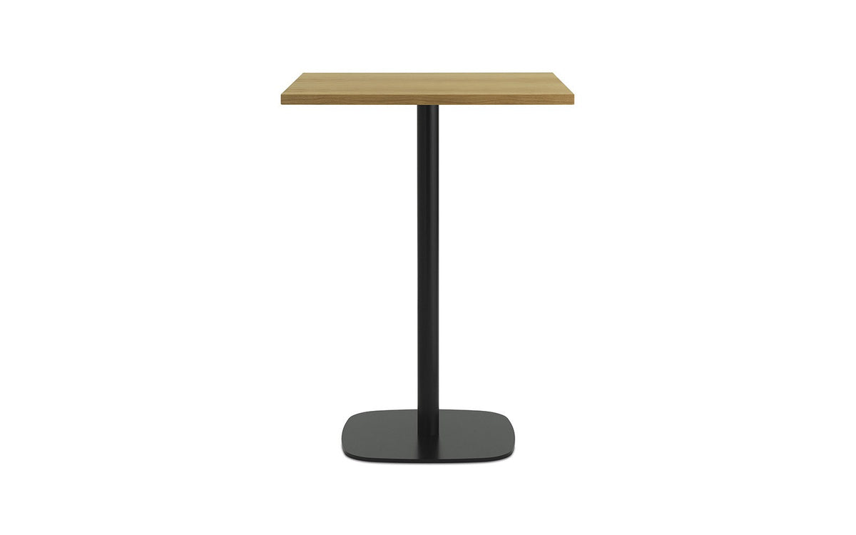 Hochtisch Form Café Table von Normann Copenhagen mit quadratischer Eichenholz-Tischplatte und Gestell aus schwarz lackiertem Aluminium.
