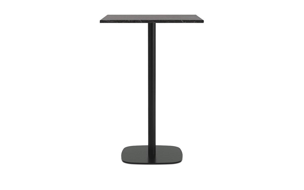 Hochtisch Form Café Table von Normann Copenhagen mit weisser Marmor-Tischplatte und Beinen aus schwarz lackiertem Aluminium, Grösse 70x70x104,5 cm.