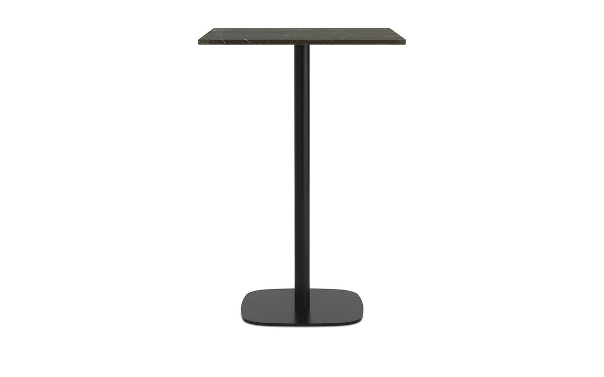 Hochtisch Form Café Table von Normann Copenhagen mit weisser Marmor-Tischplatte und Beinen aus schwarz lackiertem Aluminium, Grösse 70x70x104,5 cm.