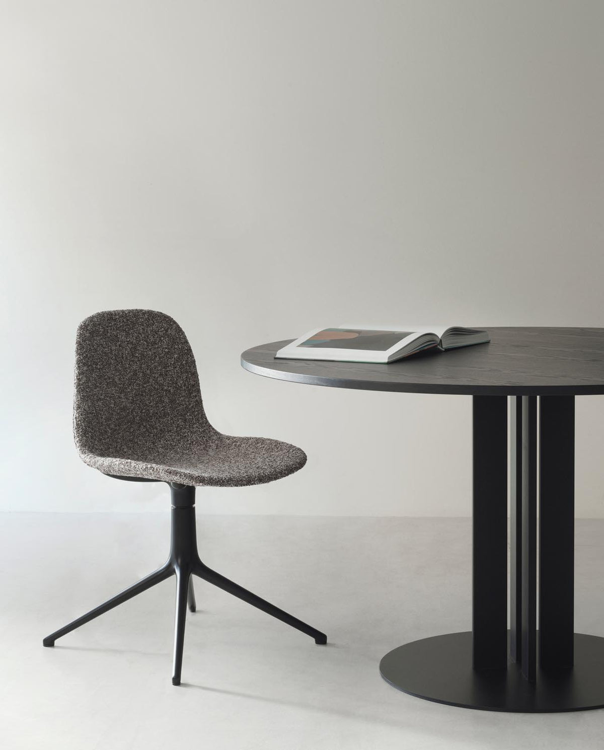 Scala Tisch H75 Ø130 cm eiche in  präsentiert im Onlineshop von KAQTU Design AG. Esstisch ist von Normann Copenhagen