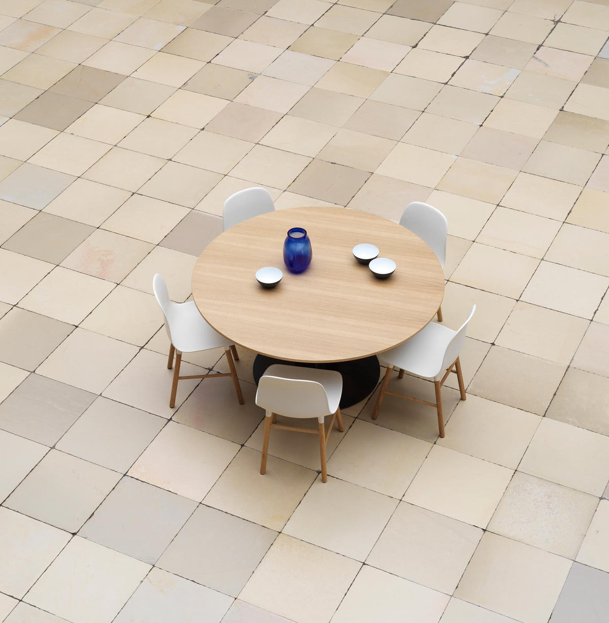 Scala Tisch H75 Ø150 cm eiche in  präsentiert im Onlineshop von KAQTU Design AG. Esstisch ist von Normann Copenhagen