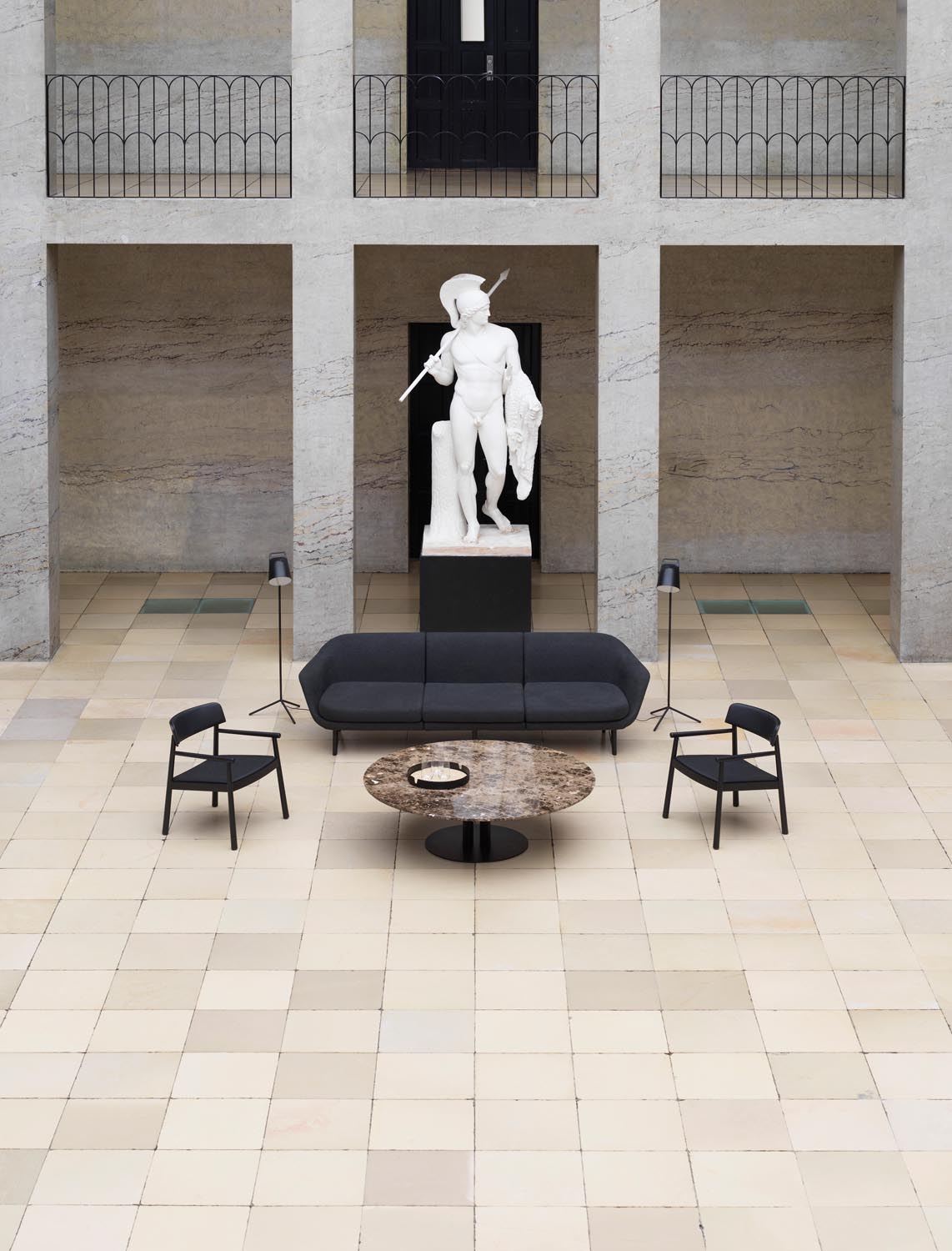 Scala Tisch H40 Ø110 cm marmor schwarz in  präsentiert im Onlineshop von KAQTU Design AG. Couchtisch ist von Normann Copenhagen