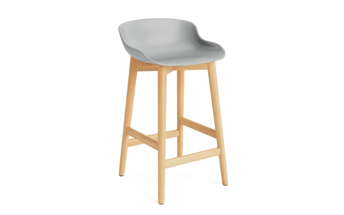 Hyg Barhocker 65 cm Eiche Grau in Grau präsentiert im Onlineshop von KAQTU Design AG. Barstuhl ist von Normann Copenhagen