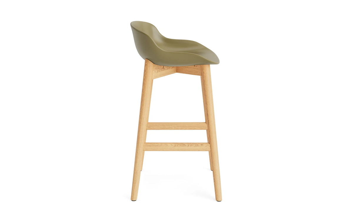 Hyg Barhocker 65 cm Eiche Olive in Olive präsentiert im Onlineshop von KAQTU Design AG. Barstuhl ist von Normann Copenhagen