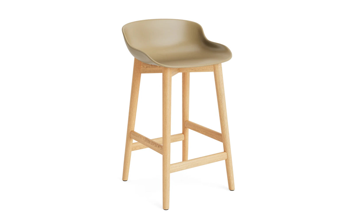 Hyg Barhocker 65 cm Eiche Sand in Sand präsentiert im Onlineshop von KAQTU Design AG. Barstuhl ist von Normann Copenhagen