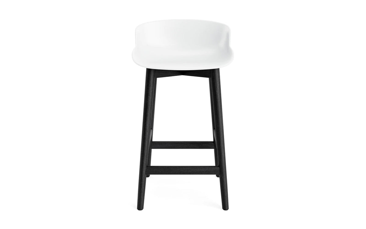 Hyg Barhocker 65 cm Schwarze Eiche/Weiss in Weiss präsentiert im Onlineshop von KAQTU Design AG. Barstuhl ist von Normann Copenhagen