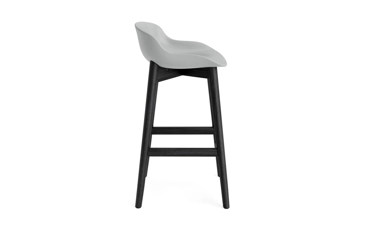 Hyg Barhocker 65 cm schwarze Eiche/grau in Grau präsentiert im Onlineshop von KAQTU Design AG. Barstuhl ist von Normann Copenhagen