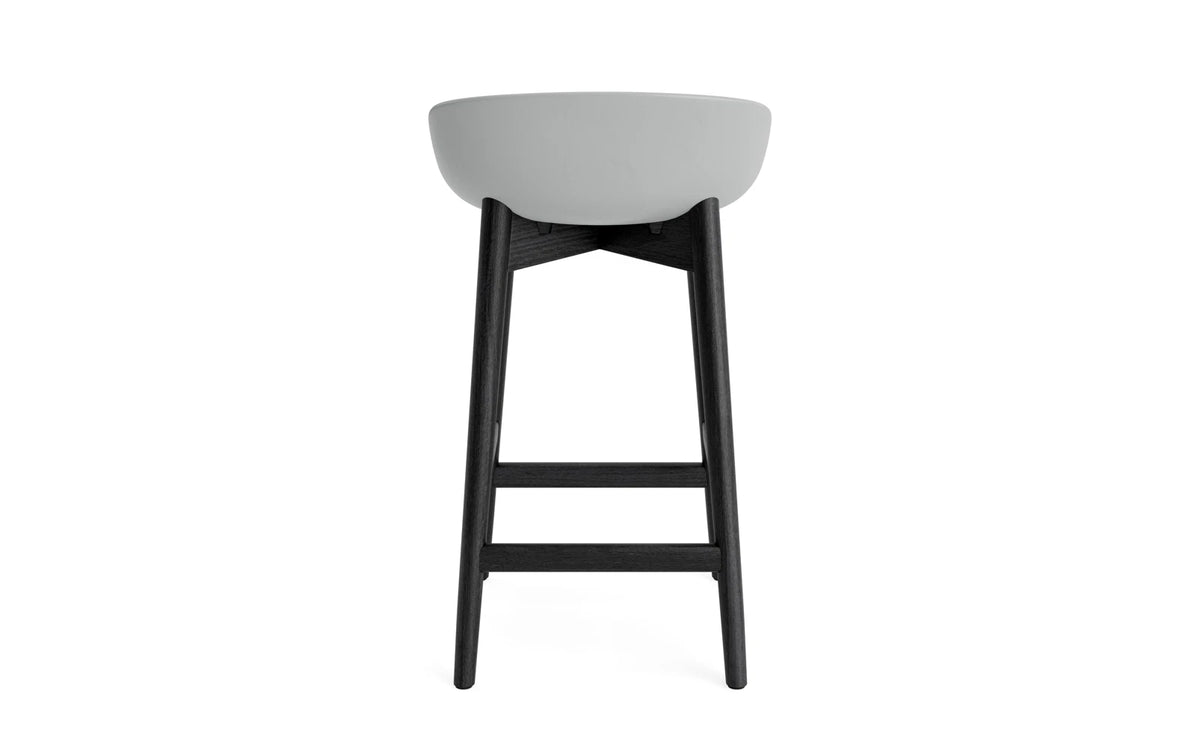 Hyg Barhocker 65 cm schwarze Eiche/grau in Grau präsentiert im Onlineshop von KAQTU Design AG. Barstuhl ist von Normann Copenhagen