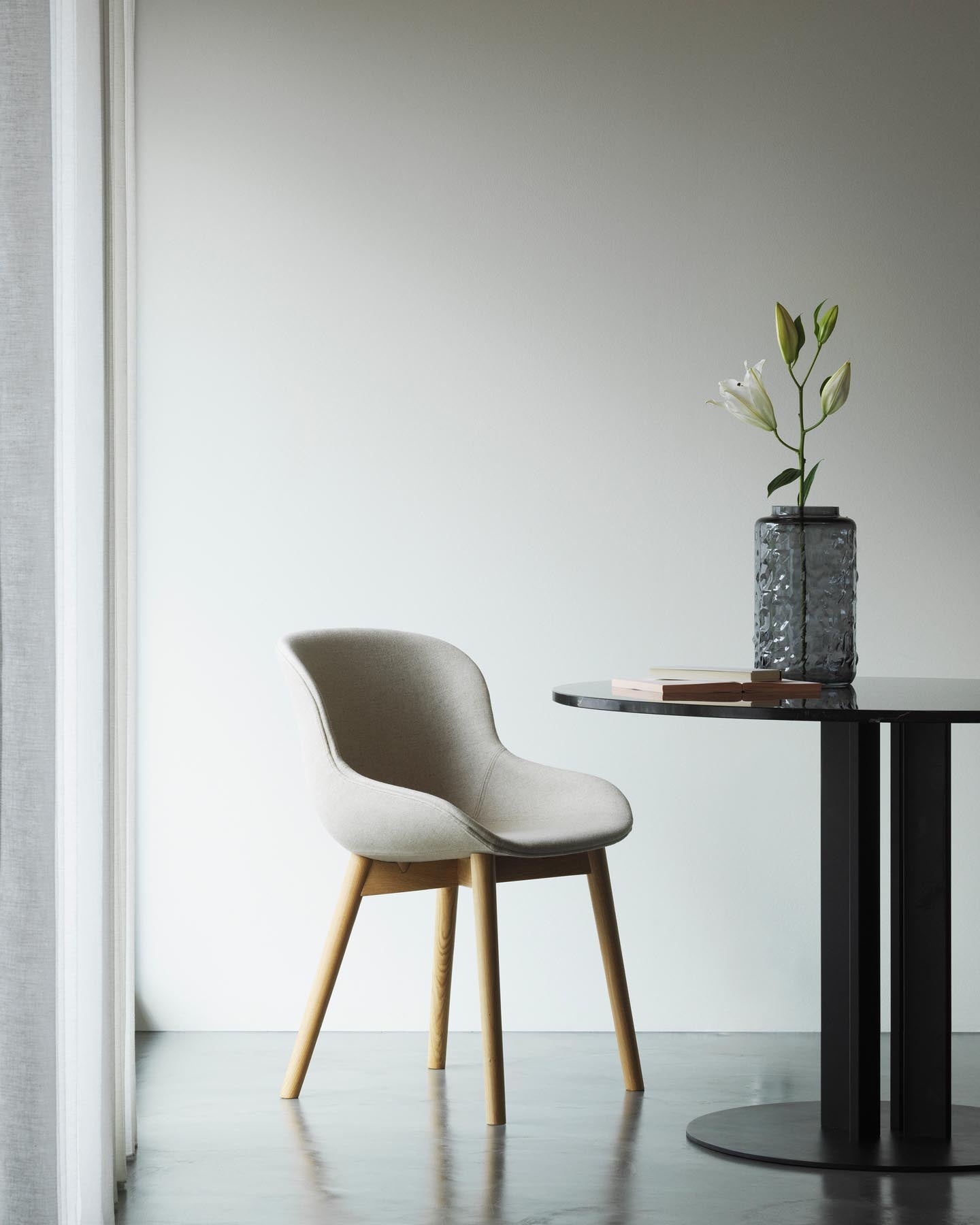 Hyg Barhocker 65 cm schwarze Eiche/grau in  präsentiert im Onlineshop von KAQTU Design AG. Barstuhl ist von Normann Copenhagen