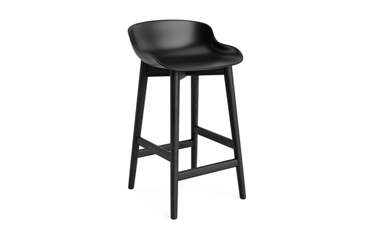Hyg Barhocker 65 cm Schwarze Eiche/Schwarz in Schwarz präsentiert im Onlineshop von KAQTU Design AG. Barstuhl ist von Normann Copenhagen